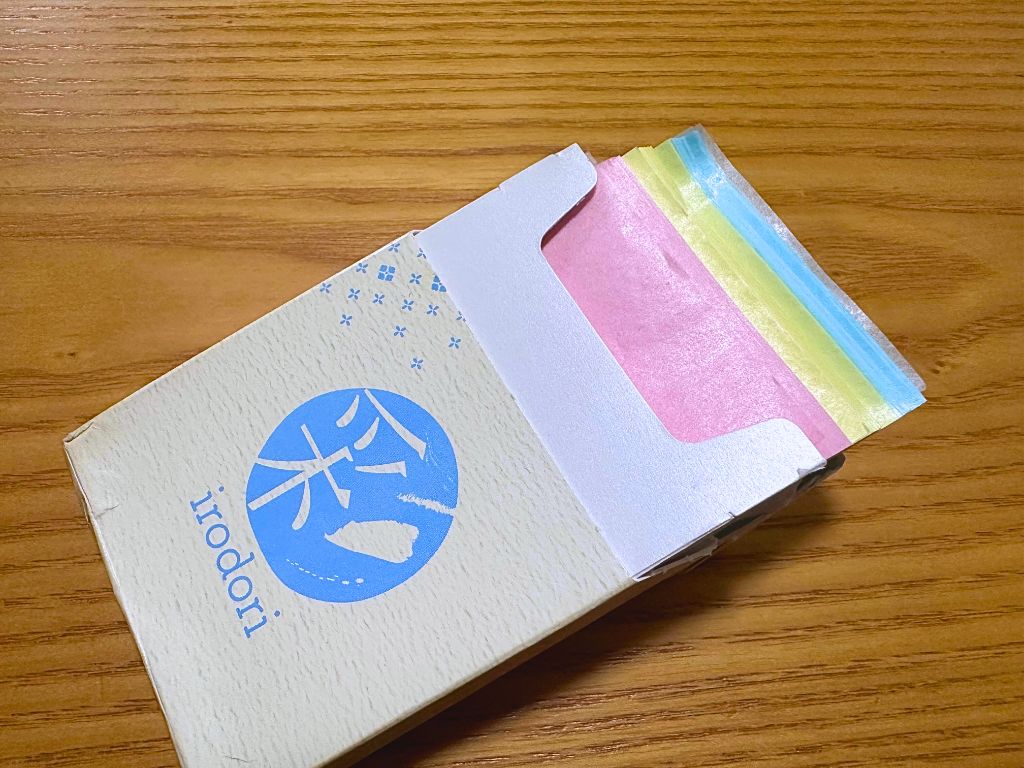 3色あぶらとり紙　彩 ダイソー 夏場の肌のベタベタ感をさらさらにするため